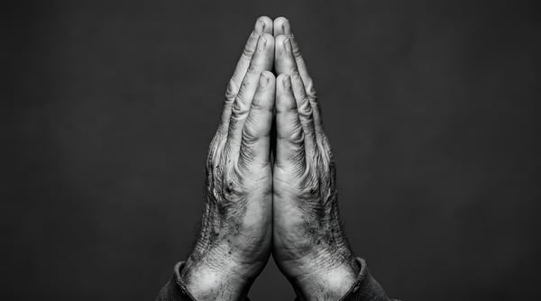 MAOS EM PRECE PRETO E BRANCO ORAÇÃO HUMILDADE DEVOCÃO RELIGIOSA PROFUNDA PRECE 03