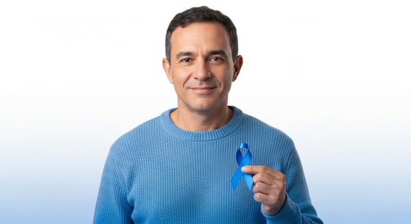 HOMEM SORRINDO COM LÁO AZUL SÍMBOLO DO NOVEMBRO AZUL PARA CONSCIENTIZAÇÃO E PREVENÇÃO DO CÂNCER DE PRÓSTATA E SAÚDE MASCULINA