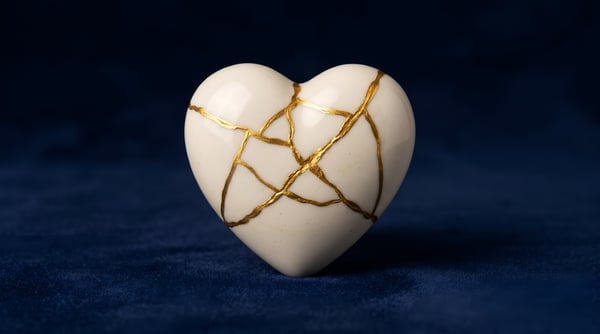 CORAÇÃO KINTSUGI RESILIÊNCIA OURO ESTÚDIO 01