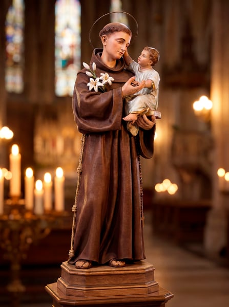 IMAGEM IA ESTÁTUA DE SANTO ANTÔNIO SEGURANDO MENINO JESUS 2
