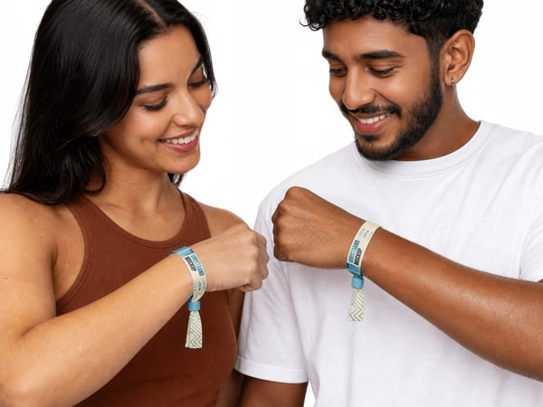 PULSEIRAS DE EVENTO MOCKUP NOS PULSOS PESSOAS DE FRENTE