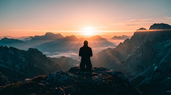 SILHUETA PESSOA AJOELHADA REZANDO POR DO SOL FÉ ESPIRITUALIDADE GRATIDÃO CONEXÃO DEUS 01