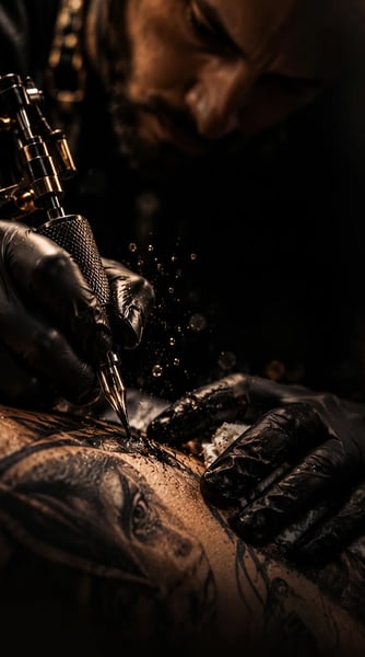 TATUADOR TATUANDO