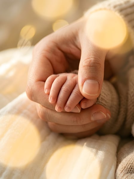 Mãe segurando a mão do filho bebê 4