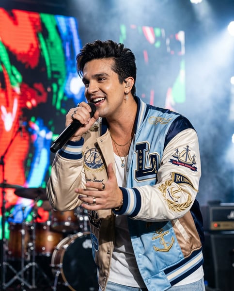 Prompt Editável para Artista Cantor em cima do palco de show ensaio artista