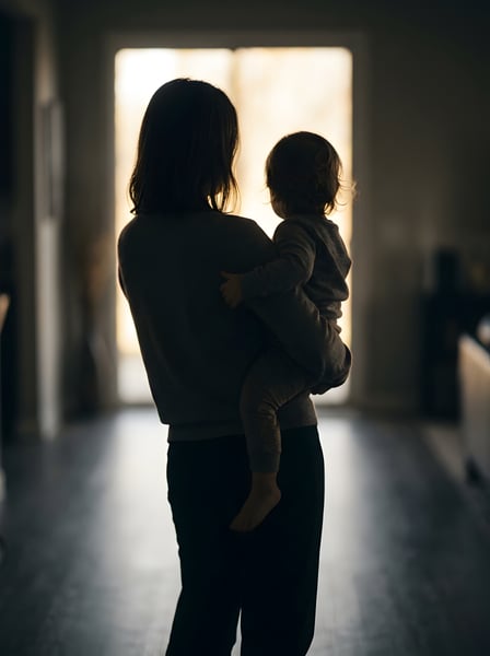 Mãe segurando um filho no colo silhueta 5