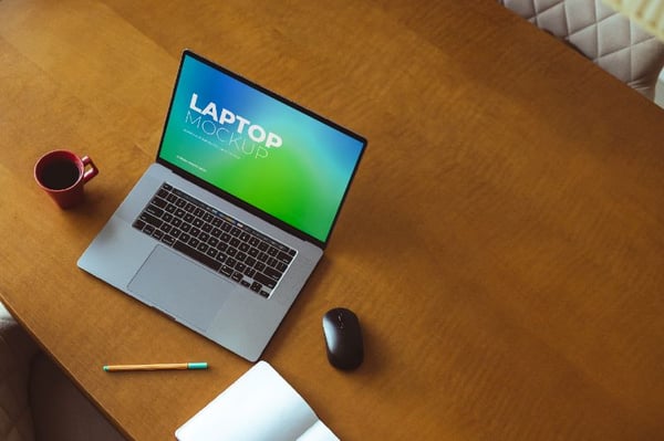 LAPTOP EM MESA DE MADEIRA PSD EDITÁVEL MOCKUP.ZIP