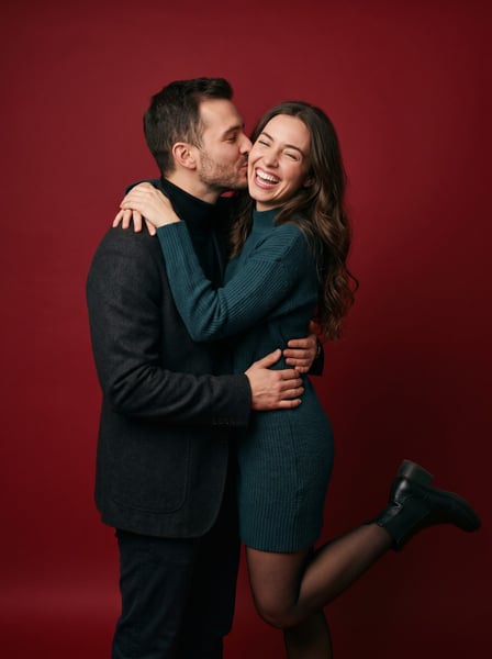CASAL DE NAMORADOS FELIZ NAMORADO BEIJA A NAMORADA NO ROSTO 03