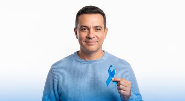 NOVEMBRO AZUL HOMEM SORRINDO COM FITA AZUL CONSCIENTIZAÇÃO E PREVENÇÃO DO CÂNCER DE PRÓSTATA SAÚDE MASCULINA