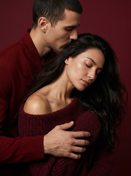 CASAL DE NAMORADOS SE ABRAÇANDO FELIZES 04
