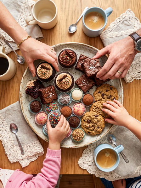 MÃOS SOBRE UMA MESA COMENDO E TOMANDO UM CAFÉ DA MANHÃ 1
