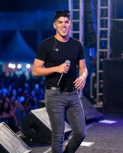 Prompt Editável para Artista Cantor em cima do palco de show ensaio artista