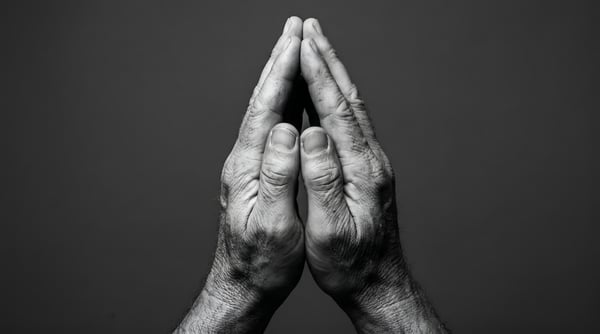 MAOS EM PRECE PRETO E BRANCO ORAÇÃO HUMILDADE DEVÇÃO RELIGIOSA PROFUNDA PRECE 04