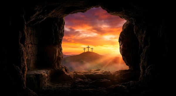 IMAGEM TÚMULO ABERTO E CRUZ RELUZINDO A LUZ DO SOL PARA COMPOSIÇÃO PÁSCOA CRISTÃ