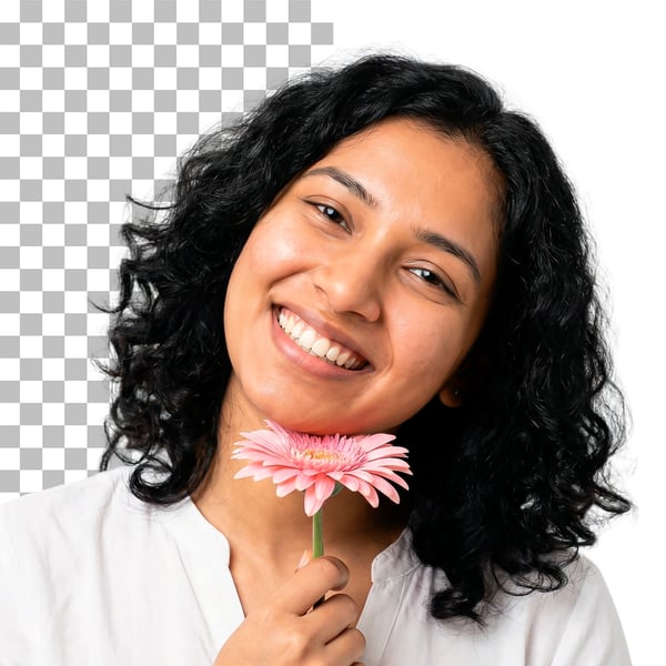 IMAGEM PARA COMPOSIÇÃO MULHER SORRIDENTE COM FLOR NA MÃO EM PNG TRANSPARENTE
