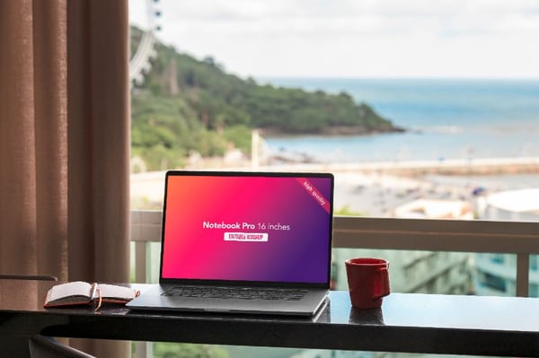 LAPTOP COM VISTA PARA O MAR PSD EDITÁVEL MOCKUP.ZIP