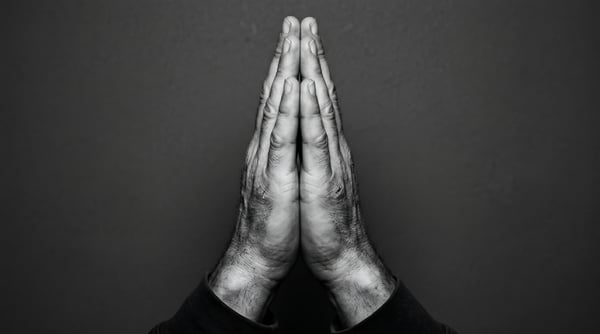 MAOS EM PRECE PRETO E BRANCO ORAÇÃO HUMILDADE DEVOCÃO RELIGIOSA PROFUNDA PRECE 01