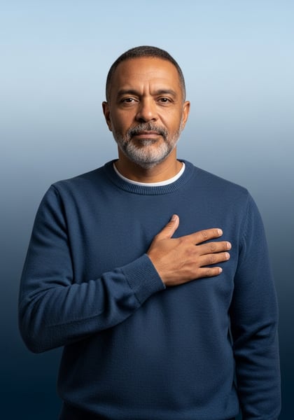 HOMEM DE MEIA IDADE COM MO NO CORAÇÃO EXPRESSANDO SINCERIDADE COMPROMISSO E LEALDADE EM RETRATO