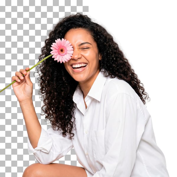 MULHER SORRIDENTE SEGURANDO UMA FOLHA NA MÃO SOBRE O OLHO EM PNG TRANSPARENTE