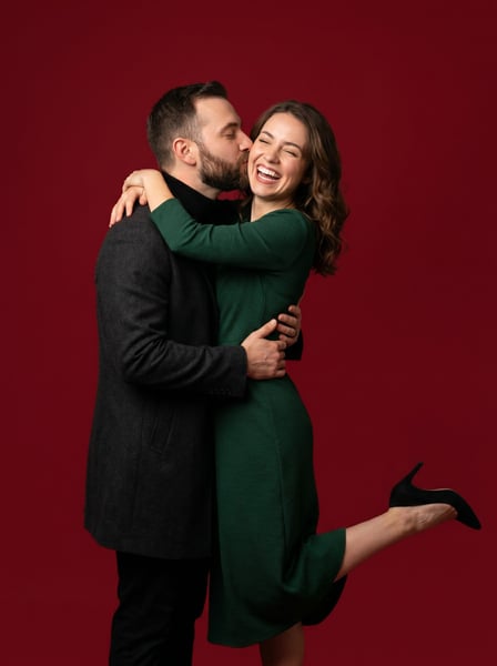 CASAL DE NAMORADOS FELIZ NAMORADO BEIJA A NAMORADA NO ROSTO 04