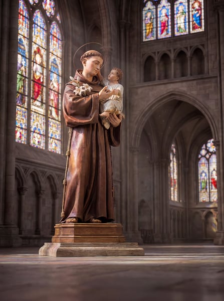 IMAGEM IA ESTÁTUA DE SANTO ANTÔNIO SEGURANDO MENINO JESUS 4