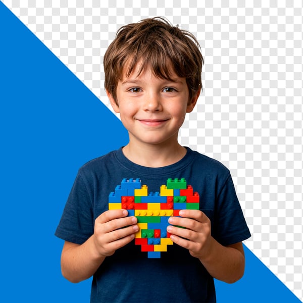 RETRATO DE MENINO SEGURANDO CORAÇÃO DE BLOCOS DE MONTAR COLORIDOS