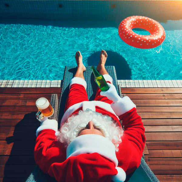 PAPAI NOEL EM BÓIA NA BEIRA DA PISCINA COM CERVEJA NA MÃO