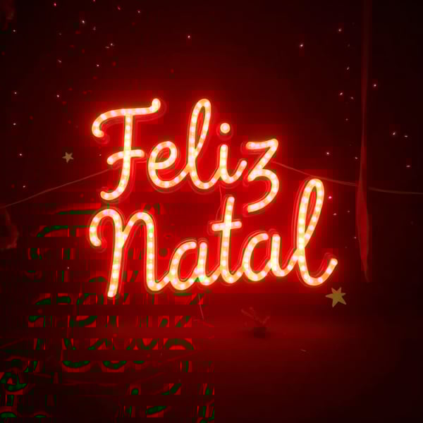 FELIZ NATAL COM LUZES VERMELHAS IMAGEM