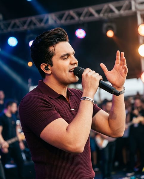 Prompt Editável para Artista Cantor em cima do palco de show ensaio artista