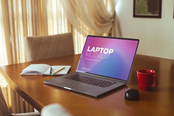 COMPUTADOR SOB A MESA PSD EDITÁVEL MOCKUP.ZIP