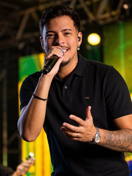 Prompt Editável para Artista Cantor em cima do palco de show ensaio artista