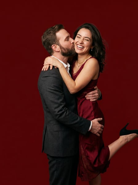 CASAL DE NAMORADOS FELIZ NAMORADO BEIJA A NAMORADA NO ROSTO 01