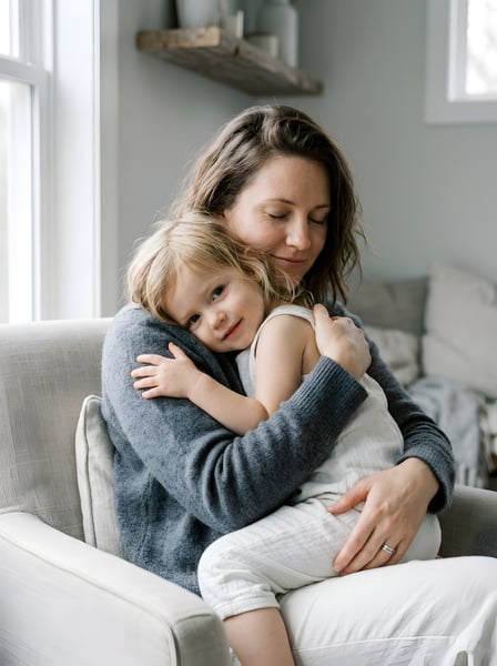 Mãe com a criança abraçada no colo 7