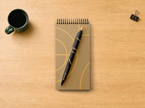 CADERNO DE ESBOÇOS MOCKUP SOBRE MESA VISTA SUPERIOR