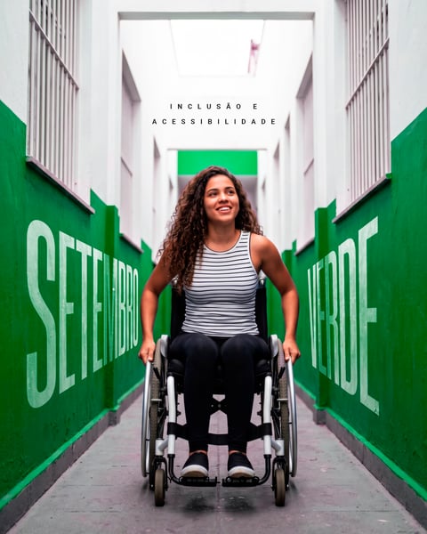 CARTAZ SETEMBRO VERDE MULHER EM CADEIRA DE RODAS CORREDOR PSD EDITÁVEL