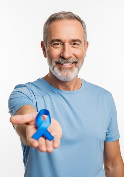 HOMEM SÊNIOR SORRINDO COM FITA AZUL NA MÃO SIMBOLIZANDO CONSCIENTIZAÇÃO SOBRE CÂNCER DE PRÓSTATA SAÚDE MASCULINA E CAMPANHA NOVEMBRO AZUL