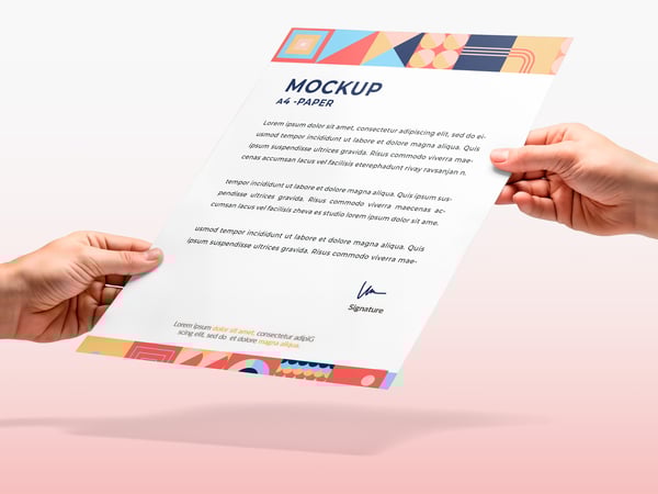 MÃOS SEGURANDO UM PAPEL TIMBRADO MOCKUP PAPELARIA DOCUMENTO ASSINATURA PSD