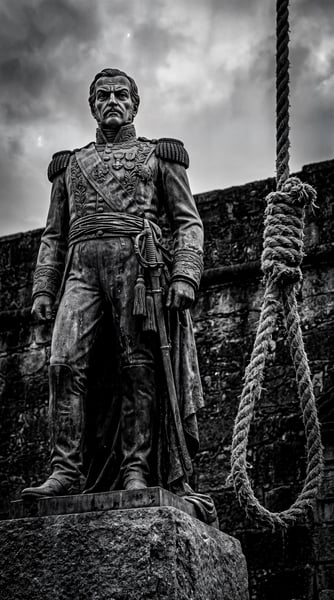 ESTÁTA DE TIRADENTES COM UMA CORDA AO LADO PENDURADA 8