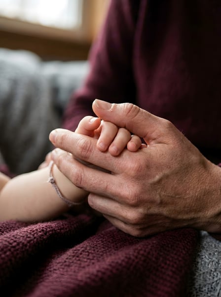Mãe segurando a mão de um bebê 3