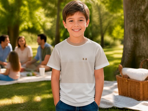 CAMISETA INFANTIL MOCKUP EM PIQUENIQUE FAMILIAR CRIANÇA DE FRENTE