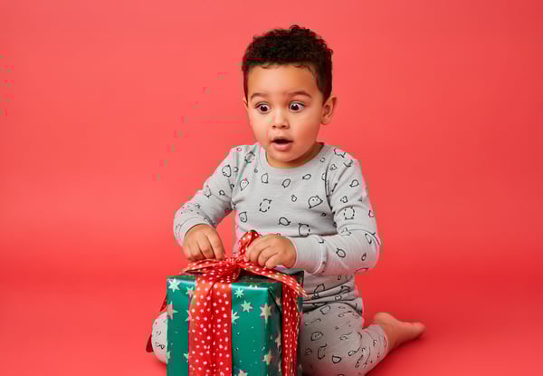 IMAGEM DE CRIANÇA ABRINDO PRESENTE PARA COMPOSIÇÃO