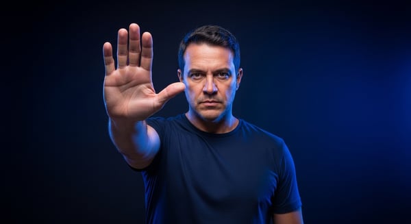 HOMEM FAZENDO SINAL DE PARE ADVERTÊNCIA PROIBIÇÃO LIMITE OU REJEIÇÃO