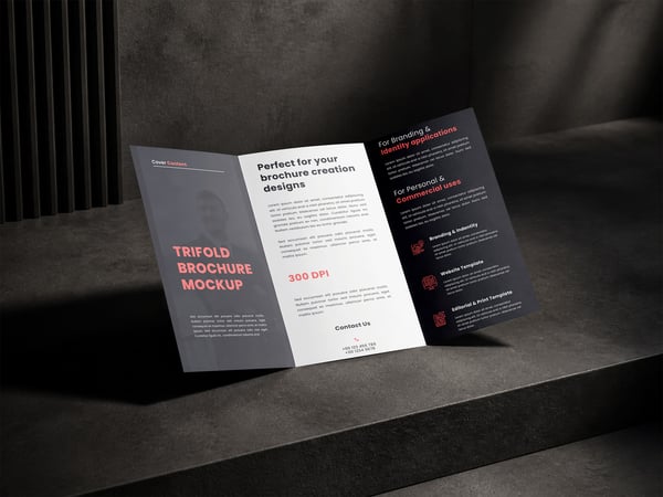 FOLDER DOVRÁVEL MOCKUP EM GALERIA APOIADO EM SUPERFÍCIE DE CONCRETO