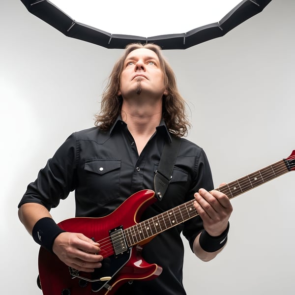 GUITARRISTA DE BANDA DE ROCK JAQUETA PRETA E GUITARRA 02