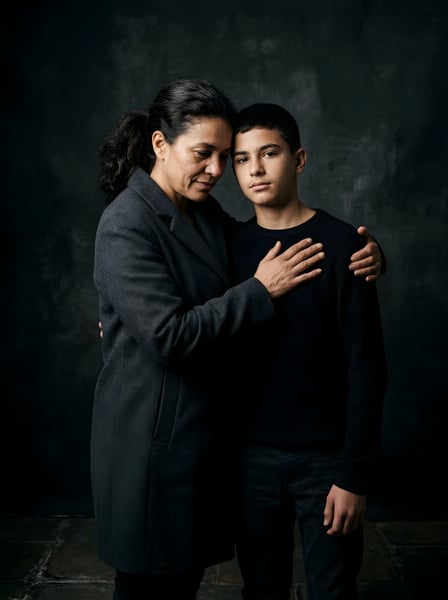 Mãe abraçando a filha 3