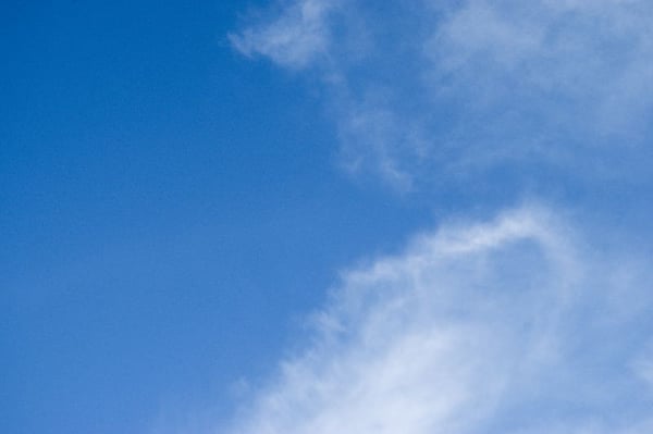 TEXTURA - CÉU AZUL SEM SOL COM NÚVENS PARA COMPOSIÇÃO