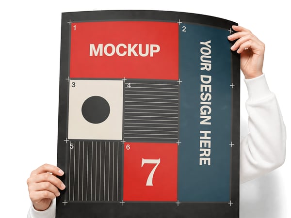 POSTER MOCKUP EM MÃOS ENQUADRAMENTO PRÓXIMO