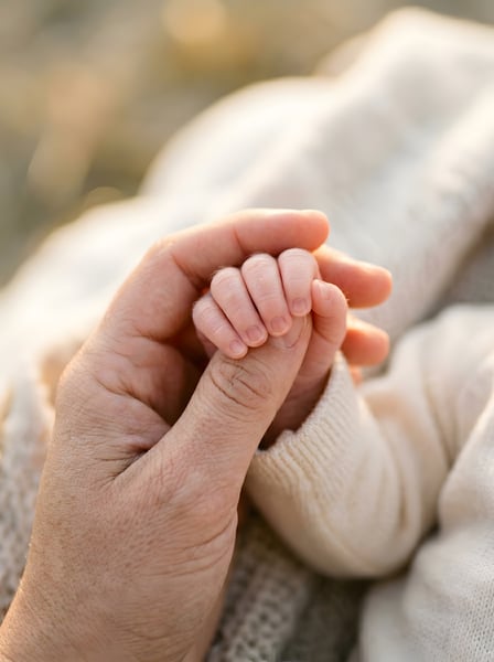 Mãe segurando a mão do filho bebê 2