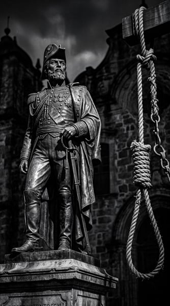 ESTÁTUA DE TIRADENTES COM UMA CORDA AO LADO PENDURADA 7