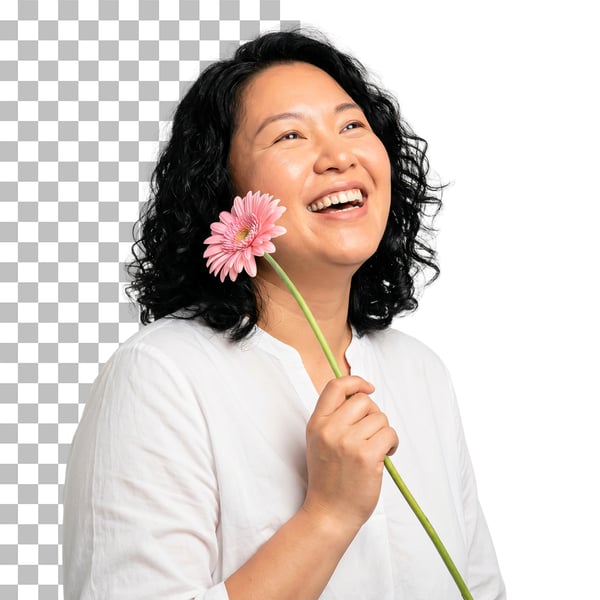 IMAGEM PARA COMPOSIÇÃO MULHER ASIÁTICA SORRIDENTE COM FLOR NA MÃO EM PNG TRANSPARENTE